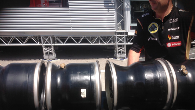 Formula 1: La Lotus vernicia il Polysil all’interno dei cerchi-Oz