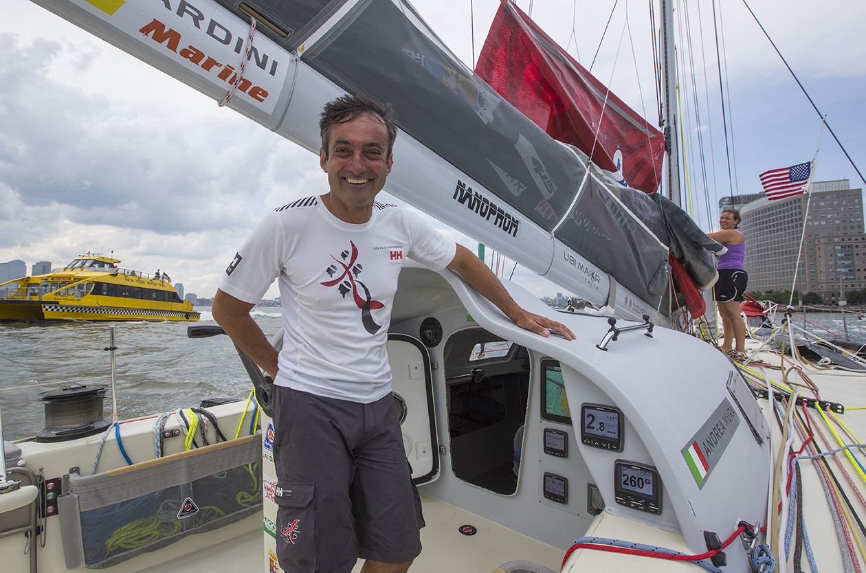 Andrea Mura bordo Vento di Sardegna (Abierto 50) con la electrónica Raymarine.